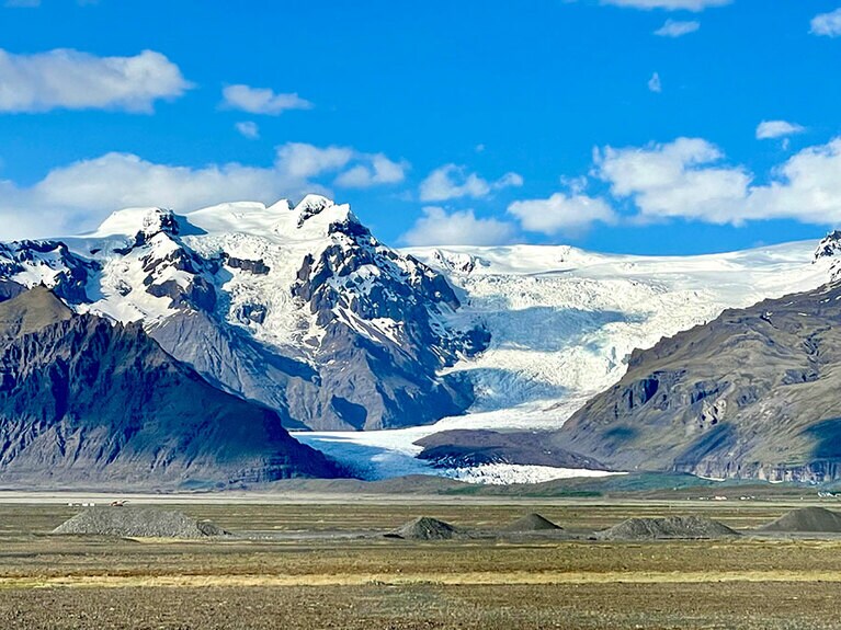 氷河が山を削って降りてくる。