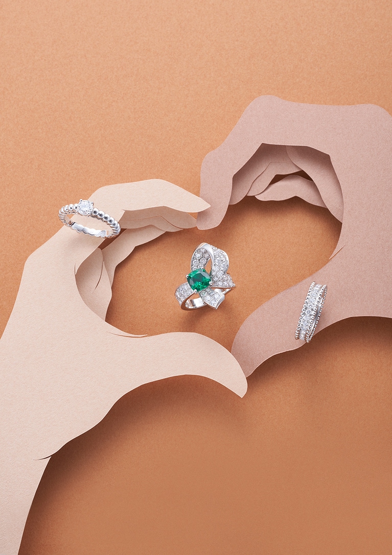 VAN CLEEF & ARPELS〈上から〉「ペルレソリティア」(WG×センターDIA 0.3ct～) 500,500円～、「ブークル ソリティア」(PT×DIA×エメラルド) 8,778,000円(参考価格)、「エステル」(PT×DIA) 984,500円／すべてヴァン クリーフ＆アーペル(ヴァン クリーフ＆アーペル ル デスク)