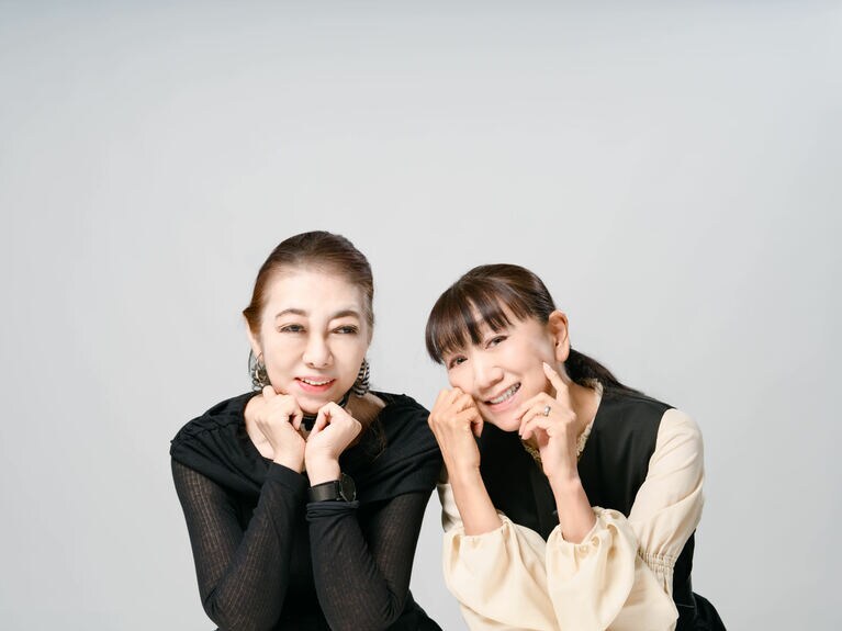 齋藤 薫さん（左）と藤原美智子さん。藤原さんはヘア＆メイクアップアーティストとして40年以上、第一線で活躍。1992年に設立したヘアメイク事務所「ラ・ドンナ」は、千吉良恵子さん、小田切ヒロさんなど人気アーティストを多数輩出した。2022年にヘア＆メイクアップアーティストを引退、現在はビューティ・ライフスタイルデザイナーとしてより幅広く活動中。