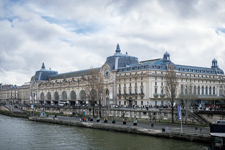 セーヌ川に面して美しい姿を見せるオルセー美術館。