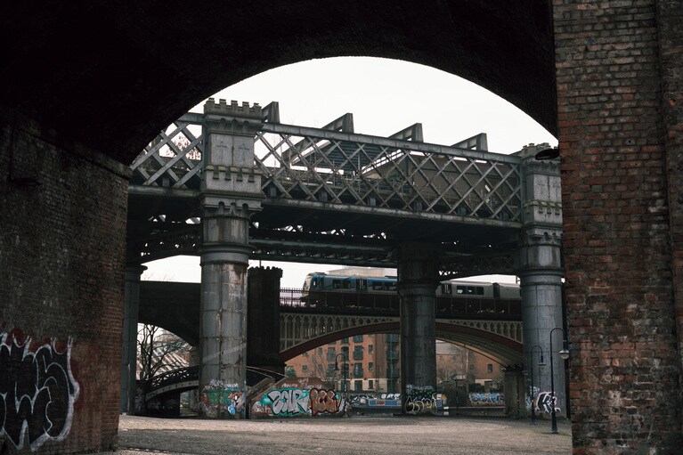 鉄橋が重なるように見える都心保護地区のキャッスルフィールド。