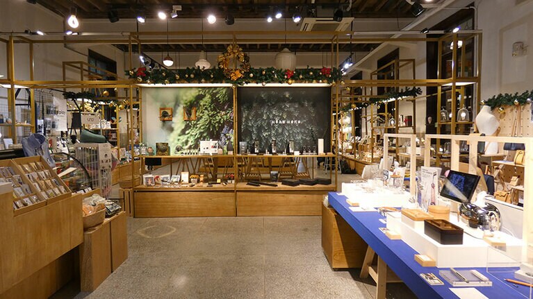 天井が高く、広々とした印象の店内。