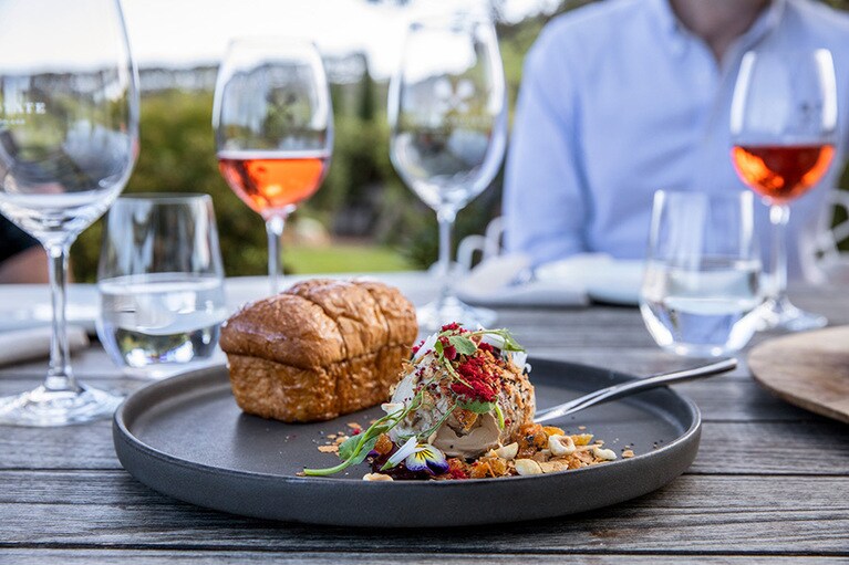 南半球に位置するオークランドは、その温暖な気候からワインの産地として古い歴史を持つ。オークランドの中心地から車で10分ほどのところにもワイナリーがあるので気軽に足を運ぶことができる。©Camilla Rutherford