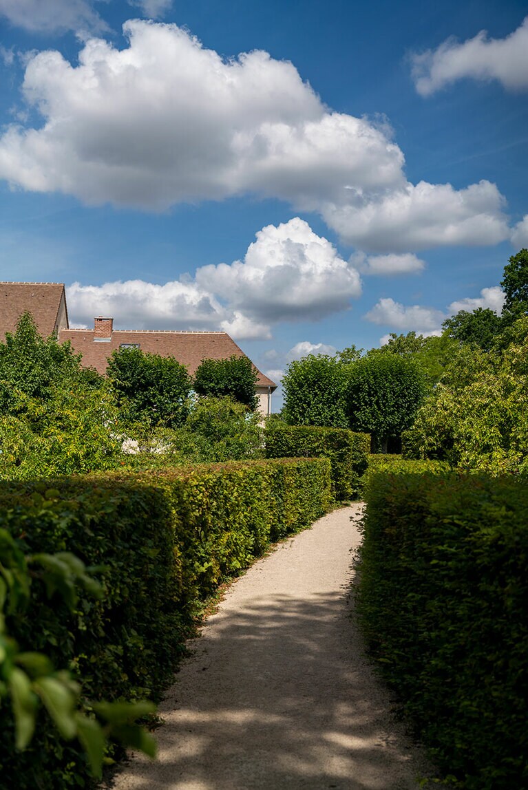 つげの木の塀の中に整備された庭園に忍び込める贅沢。