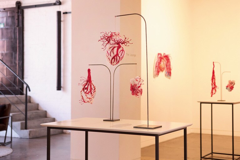 展示内容は月ごとに替わる。写真は臓器をモチーフにした日本人作家、エマ・シン氏の作品。