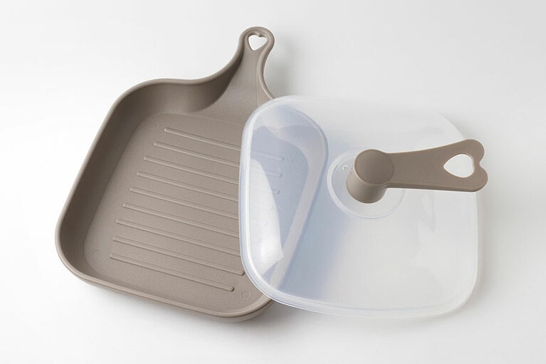 電子レンジ用餃子鍋 W2,000。