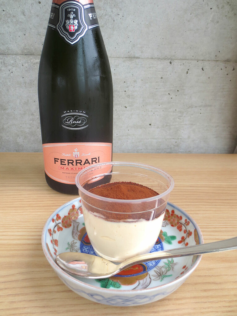 「ティラミス」600円。今回はポルト酒BARBEITOをたっぷり使っています。ロゼのスパークリングワインを合わせて。