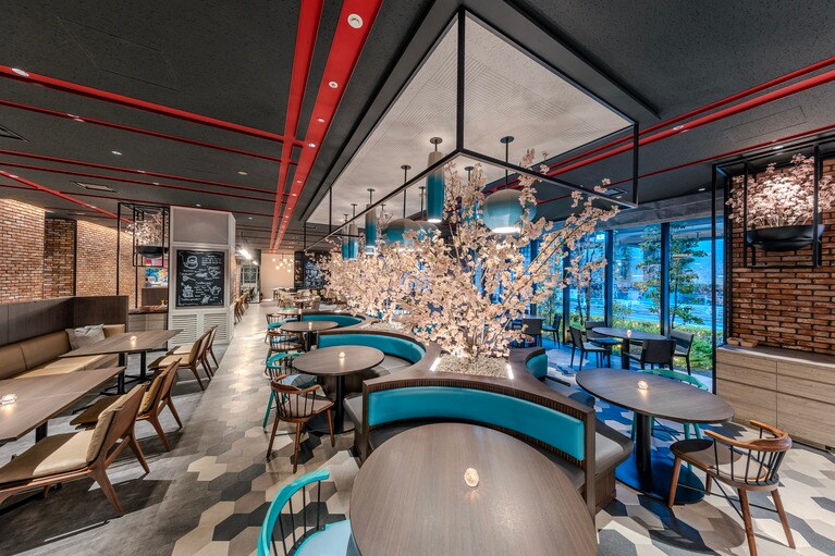 桜の装飾で彩られた「Restaurant＆Bar TIDE TABLE Shiomi」の店内イメージ。