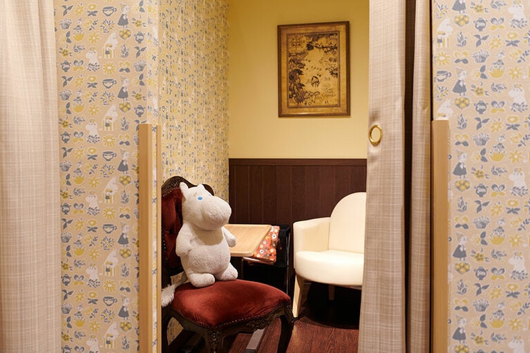 授乳スペースのチェアは、座った時に自然と足が上がる、赤ちゃんをサポートしやすい授乳用のチェアを完備。