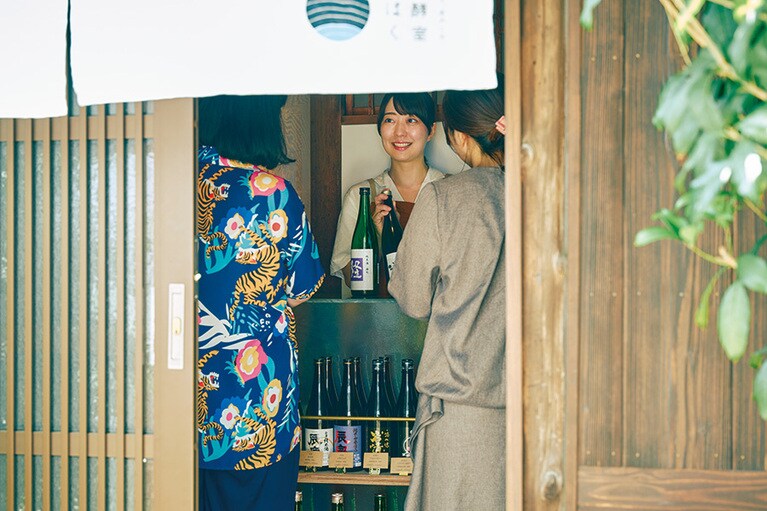 御蔭通の置き看板を目印に東へ進み、2軒並んだ民家の左側がお店。個性抜群なお酒と肴のペアリングにワクワク。