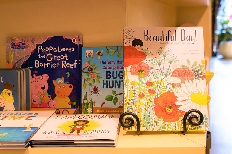 眺めているだけで楽しい絵本のコーナーも。