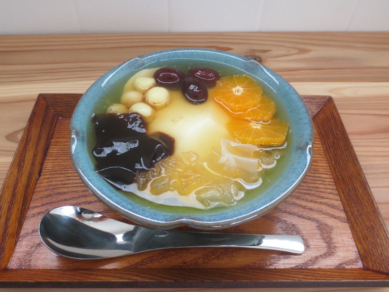「豆花(トゥファ)」5種のトッピング800円。3種は600円。画像は、みかん、白キクラゲ、蓮の実、なつめ、仙草ゼリーの5種。他に芋団子や小豆など日替りで用意されます。