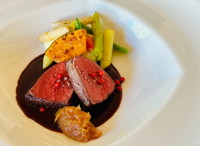 ランチコース5,500円（税込・サ別）～。この日のメインは、りんごのピューレが添えられた蝦夷鹿のソテー。