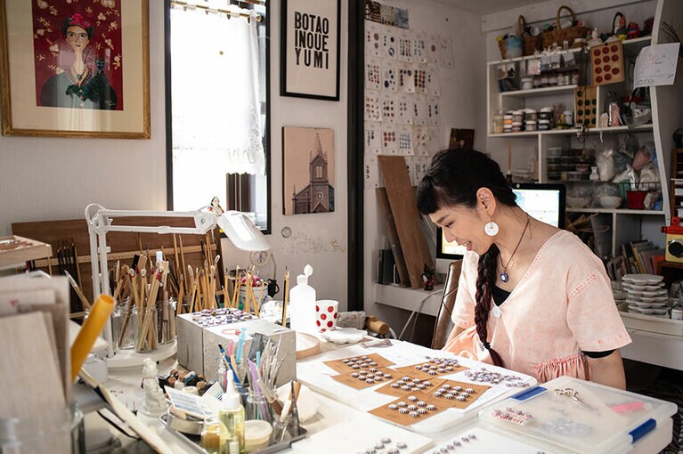 作業工程が繊細な天草ボタンは、取り扱いが難しい……。と思いきや、縫い付けた洋服は洗濯機で洗えるほど丈夫なのだそう。