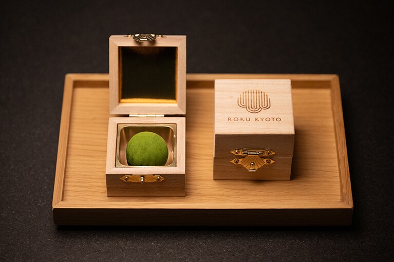 ターンダウンサービスで添えられる抹茶チョコレート（1粒なんと数千円だそう……）。