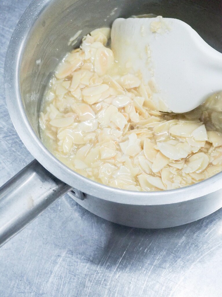 (1)が湧いてきたらアーモンドスライスを加え、混ぜます。