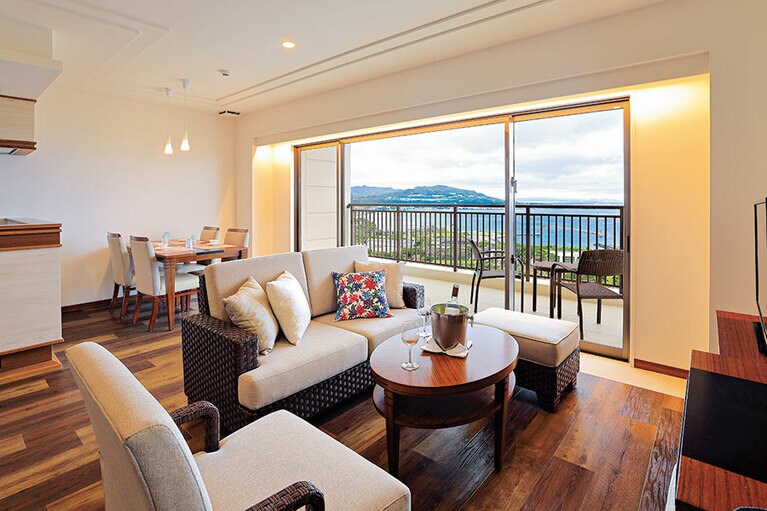 ワイドスパンの窓で開放感いっぱいの客室。