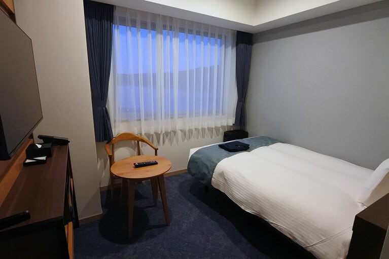 スタンダードシングルはビジネスホテルをおしゃれにした感じ。