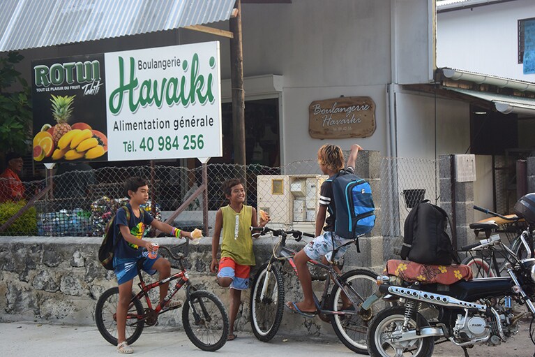 よろず屋さんの前で集う島の子供たち。