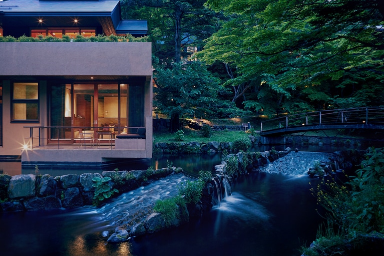 「星のや軽井沢」の水波の部屋。気温が低いことに加え、水の音や木々の間を抜ける風の気配などで、涼感はさらに増す。
