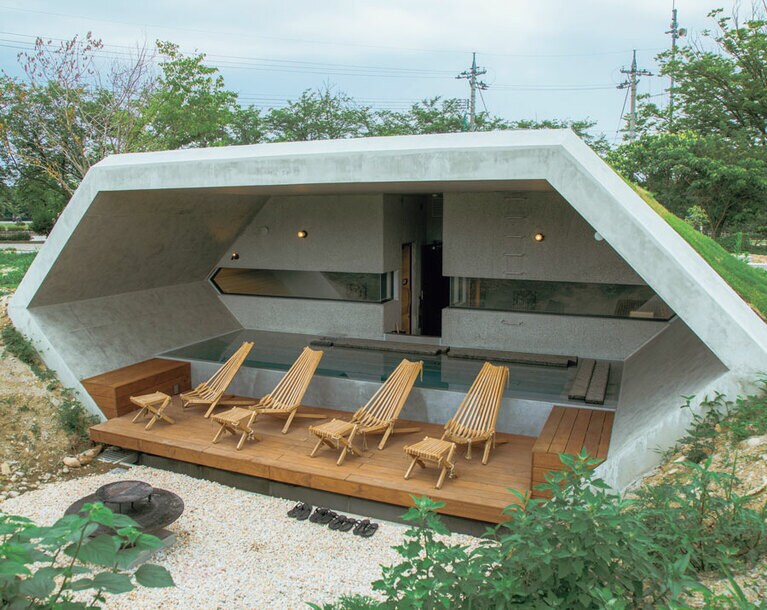 外気浴チェアと、立山の雪解け水を汲み上げた水風呂から眺める空は格別。（The Hive　富山）