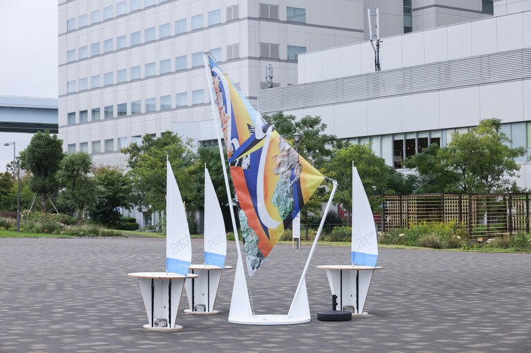 椿昇さんの作品《まるい水平線》。巨大フラッグのデザインは松村咲希さんが担当。