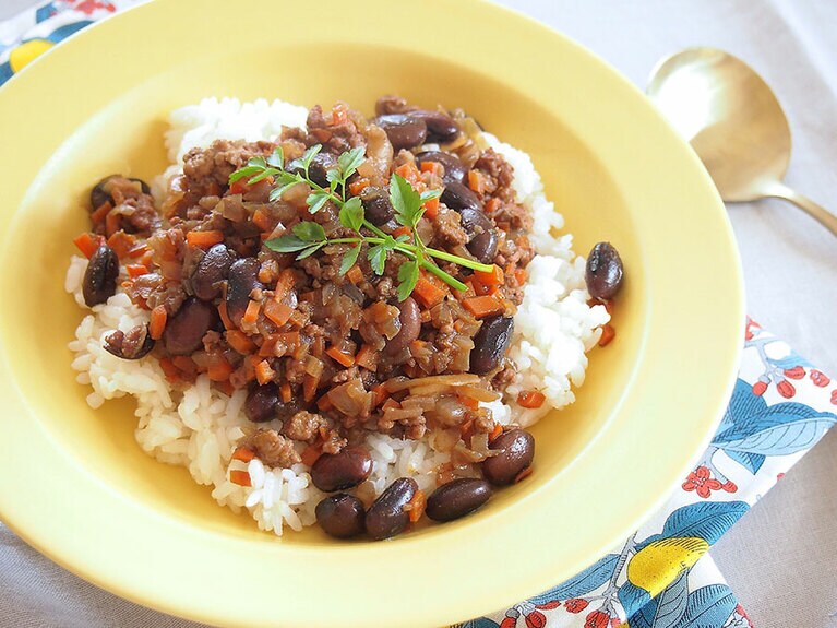 (9) 器にご飯と(8)のカレーの具を盛りつけて完成です。