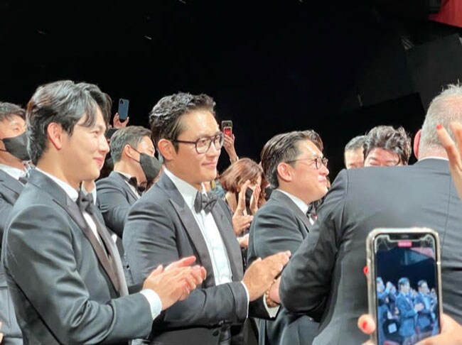 コンペ外で上映された韓国の『非常宣言』(原題)チーム。左から悪役に挑戦したイム・シワン、イ・ビョンホン、監督のハン・ジェリム、顔が半分隠れているのがソン・ガンホ。ドキドキハラハラの娯楽超大作なのだが、バイオテロでどこの空港にも降りられなくなってしまう飛行機に、コロナ禍が反映されていた。
