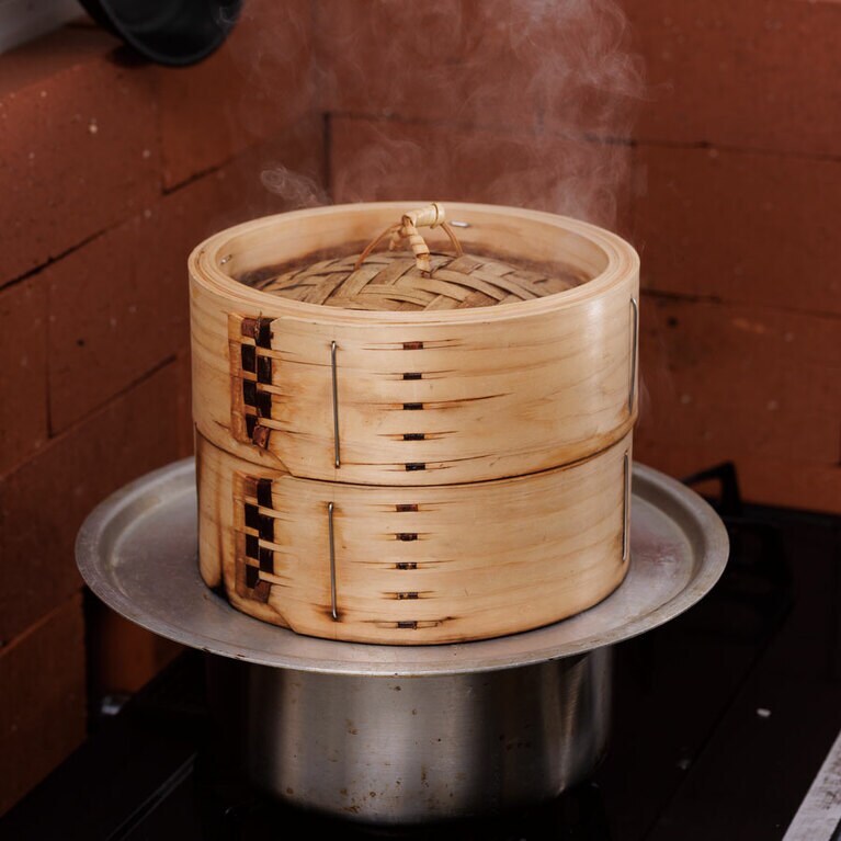 蒸篭は年間通して蒸し料理が作れる優れもの。アルミの蒸し板があると焦げる心配がない。