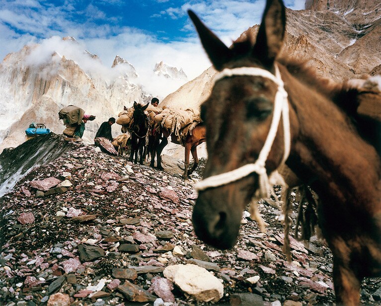 既存の「地図」を離れて眺める各地のつながりや文化の姿は、新しい視点からこの地球という星を見つめ直す契機を与えてくれる。「K2」(2015)