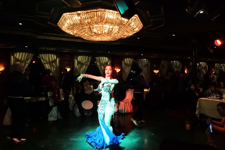 激しいダンスにみな釘付け！