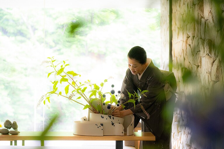 館内の生け花は、山本眞弓女将によるもの。