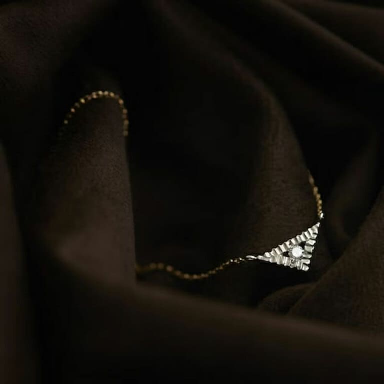 小泉今日子さんがドラマで着用し、話題になったCASUCAのtovera 1 point stoneネックレス。