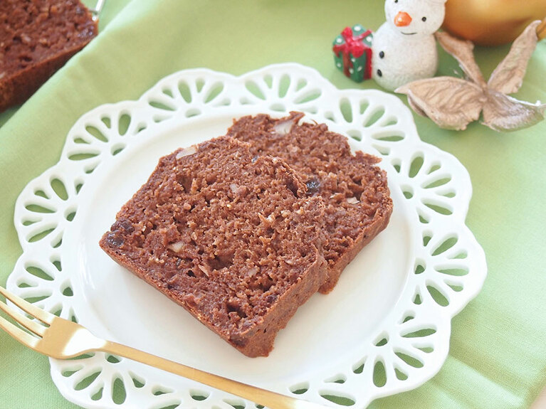 (6) 串を刺して中の生地がついてこなければ、焼き上がりです。粗熱が取れたら切り分けて器に盛り付けましょう。