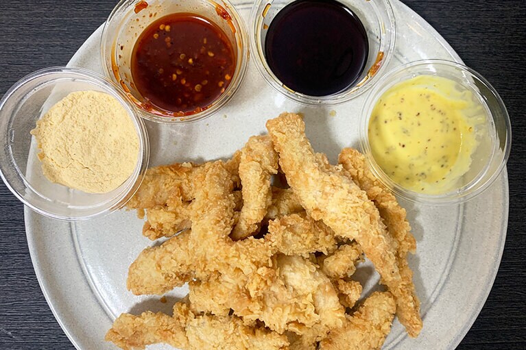 オリーブチキンフィンガーとソースをワンプレートで盛り付けてみると、俄然テンションが上がります。写真は、選べるソースから4種類をセレクト。左から：「チーズリングパウダー」「麻辣(マーラー)ホット」「ハニーガーリック」「ハニーマスタード」。