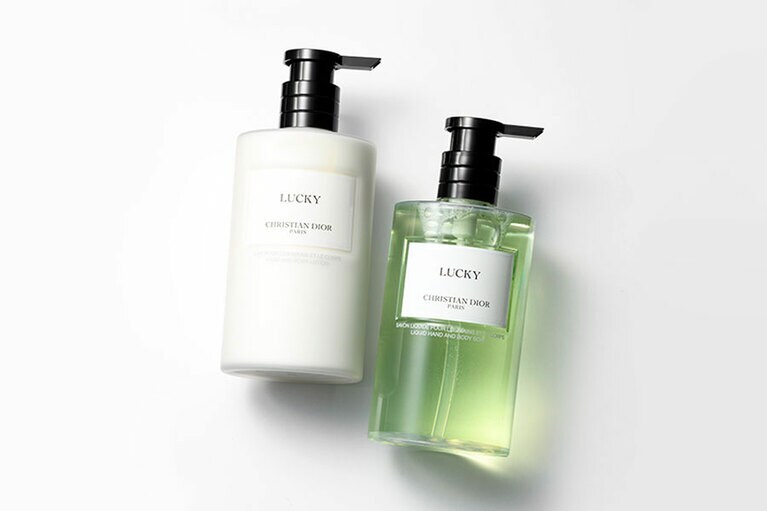 左：メゾン クリスチャン ディオール ハンド＆ボディ ローション 350mL 11,550円 
右：メゾン クリスチャン ディオール ラッキー リキッド ソープ 350mL 8,250円／ともにパルファン・クリスチャン・ディオール