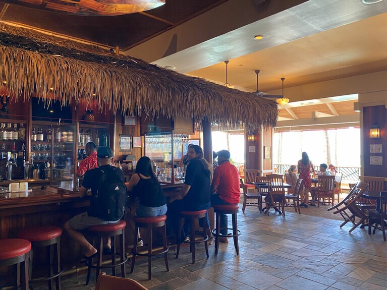ハワイアンスタイルのバーも人気！　椅子を立てかけたテーブルは使用NGのサインで、ソーシャルディスタンスを保つ。
