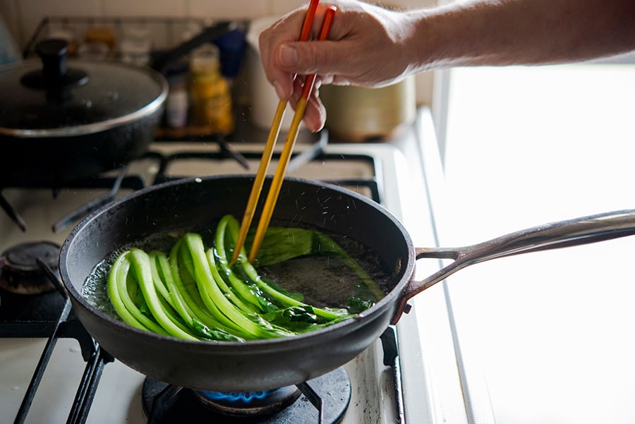 小松菜を茹でるときはフライパンで。お湯が沸くのも早いし、小松菜をゆでる際にも水面が広くてやりやすいです。