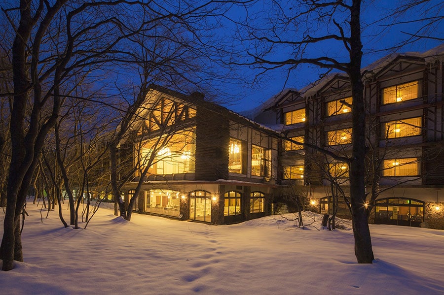 雪に包まれた「星野リゾート 奥入瀬渓流ホテル」。寒さ厳しいこの季節にしか味わえない感動がある。