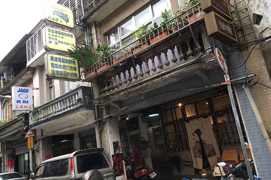 リノベされたカフェや雑貨屋がずらりと並ぶ赤峰街の路地。