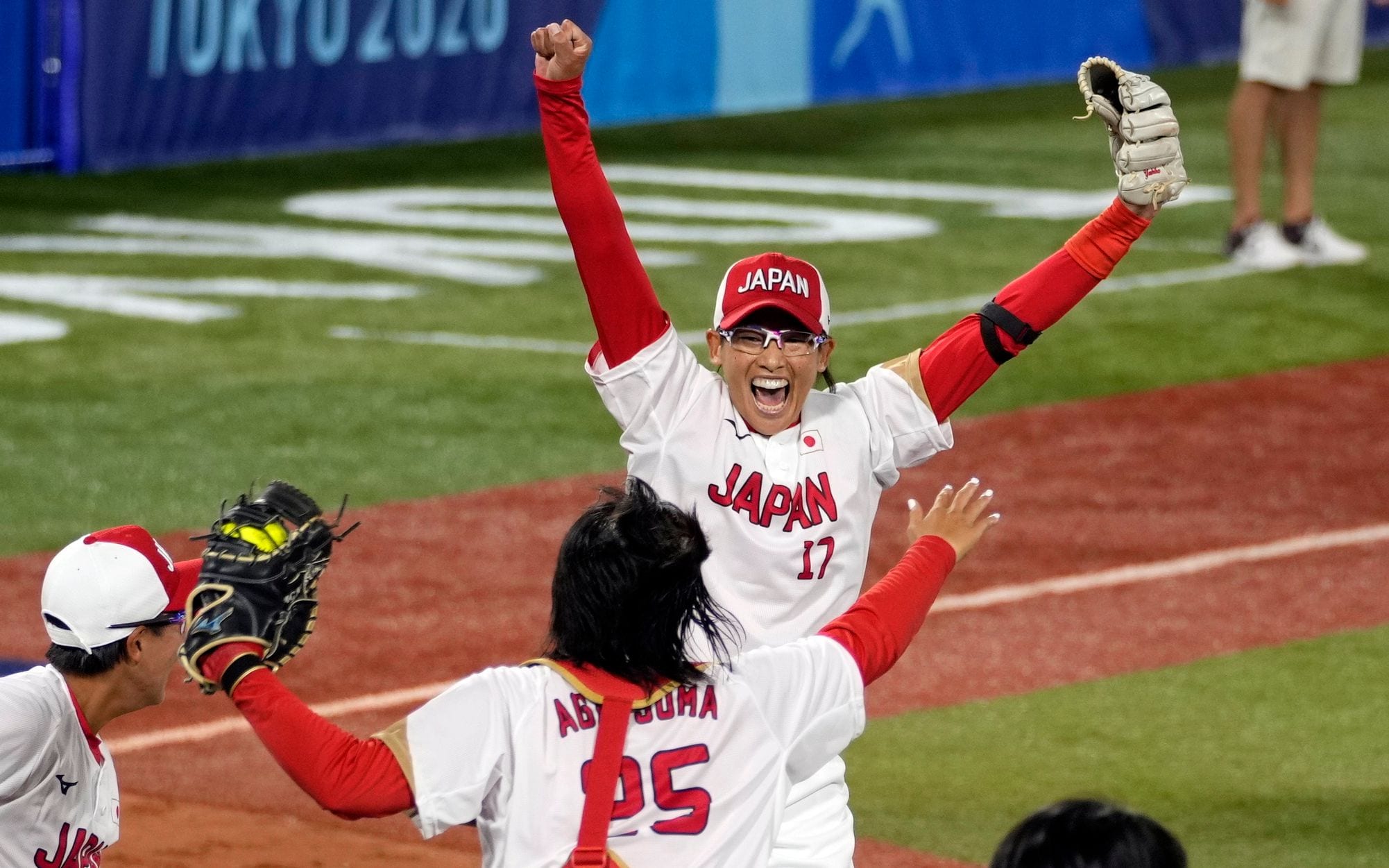 13年越しの金メダル獲得の瞬間、チームメイトと抱き合う上野由岐子投手　©時事通信社