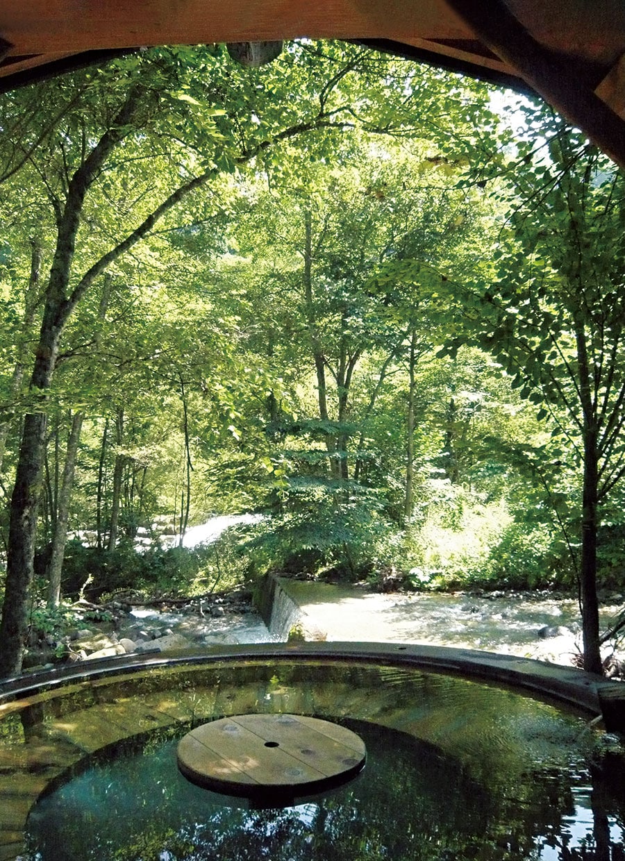 鉱山で使われていた鉄釜を利用した露天風呂「釜湯」。「緑の森に囲まれて解放感抜群」(嶺月さん)