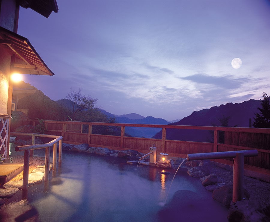 月夜の湯浴みも風情たっぷりな「ガラティア星空の満天露天風呂」。
