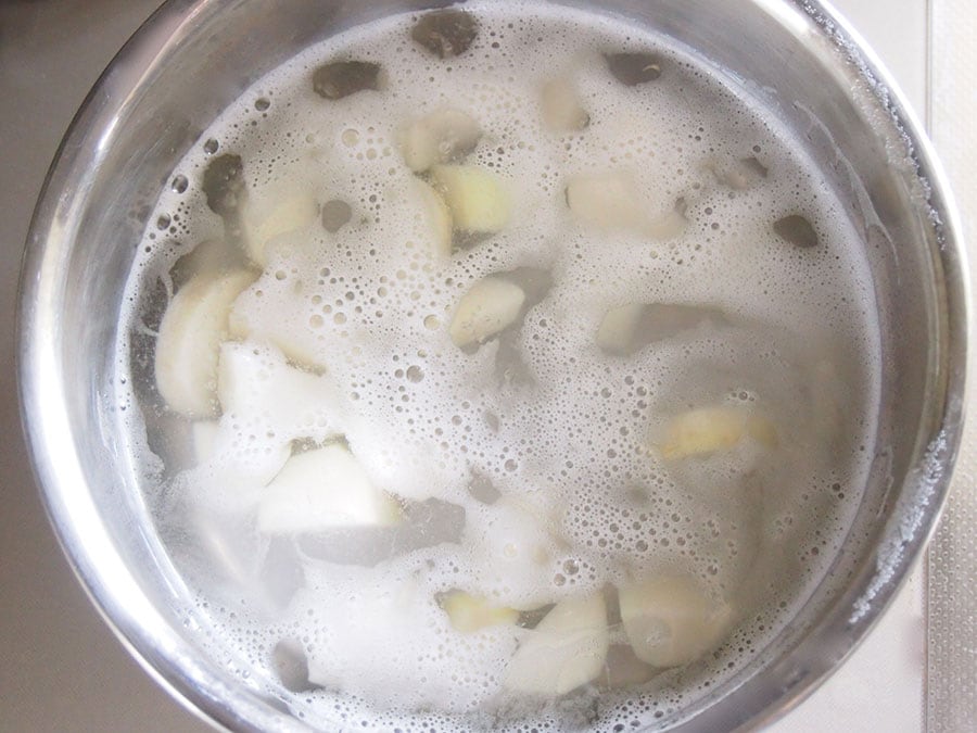 里芋はサッと洗ったら、水とともに鍋に入れて下茹でする。