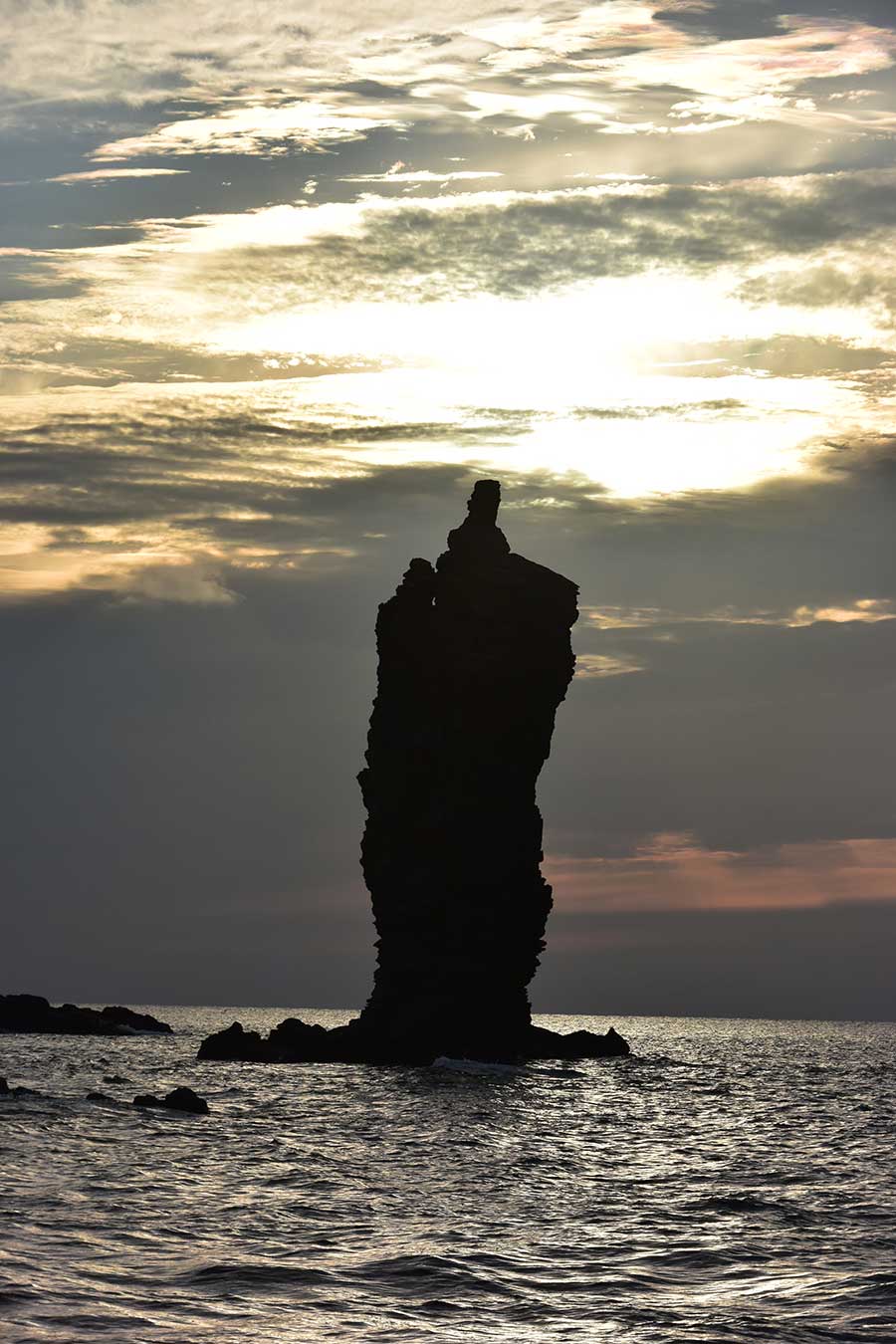 隠岐を紹介するガイドブックでしばしば目にする、ローソク島。夕陽が天辺を通ると、ちょうど火が点いたように……。