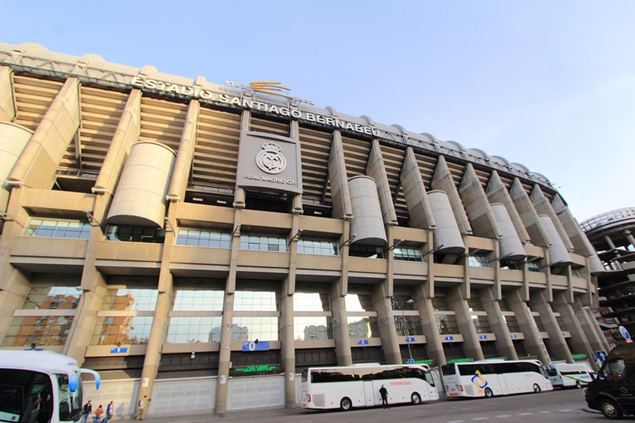 サッカー専用スタジアムのエスタディオ・サンティアゴ・ベルナベウ。試合がない日でも大型観光バスが次々とやってくる。