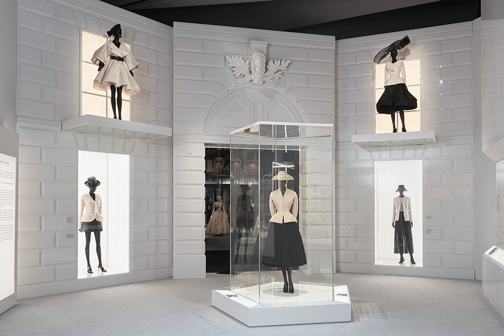 「The New Look」の展示。クリスチャン・ディオールが1947年春夏コレクションのためにデザインした著名な「バー・スーツ」。©Laziz Hamani、Victoria and Albert Museum, London