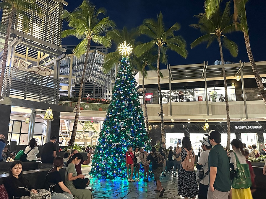 アラモアナセンターのエヴァ・ウィング・ステージのライトアップされたクリスマスツリー。