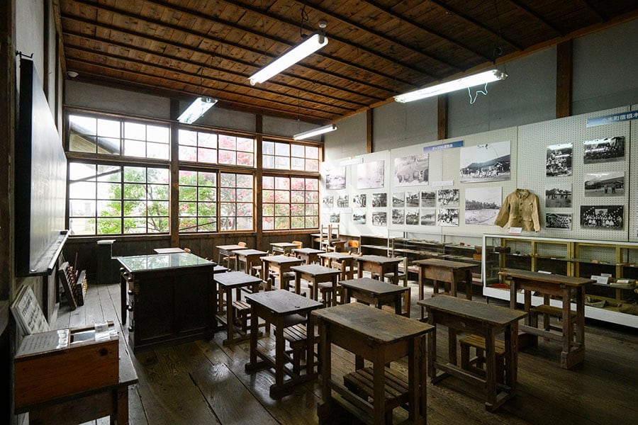 教室に入ると昭和の時代にタイムスリップした感覚に。木造校舎は佐渡市指定文化財に指定されています。