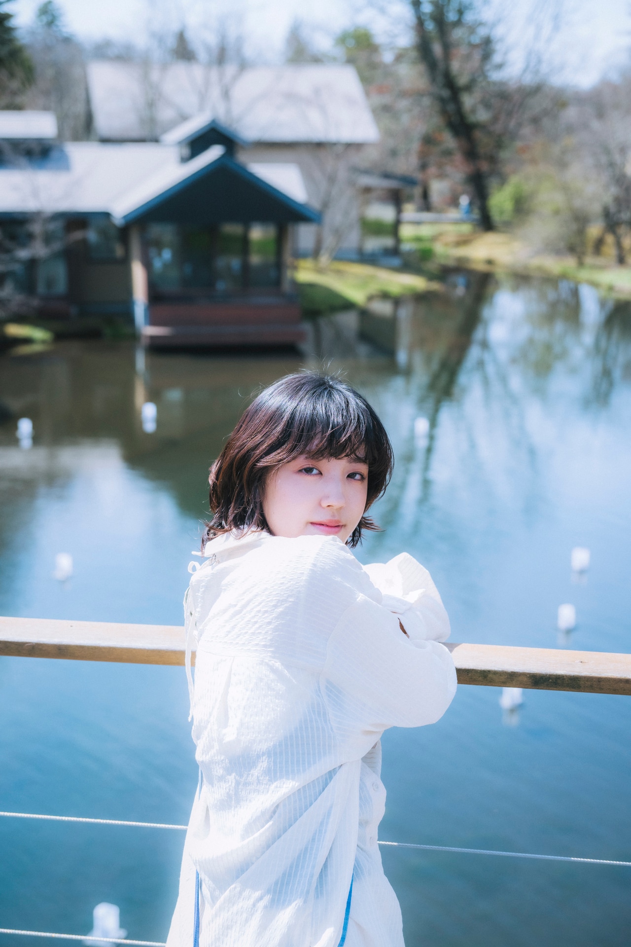 星のや軽井沢の水辺に佇む端さん。5月14日～17日に上演される、所属する劇団・南極の第9回本公演『ホネホネ山の大動物』が控えている。前売り券は既に完売。当日券情報はSNSなどでチェック。